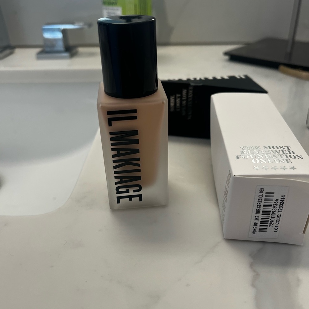 IL MAKIAGE Foundation - Soft Beige + waterproof eye liner